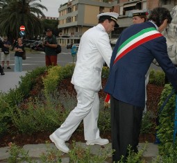 Il C.V. Renato Battelli C/te di Maristaeli Luni e il Sindaco di Carrara Angelo Zubbani depongono la corona in onore dei caduti del mare